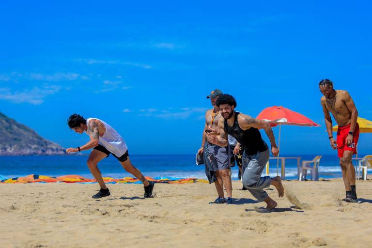 Venados Basketball realiza trabajo en playa en su segundo día de pretemporada