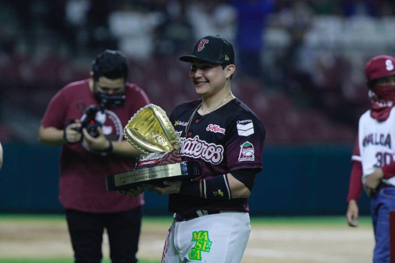 Alexis Wilson recibe su Guante de Oro como el mejor receptor de la campaña anterior