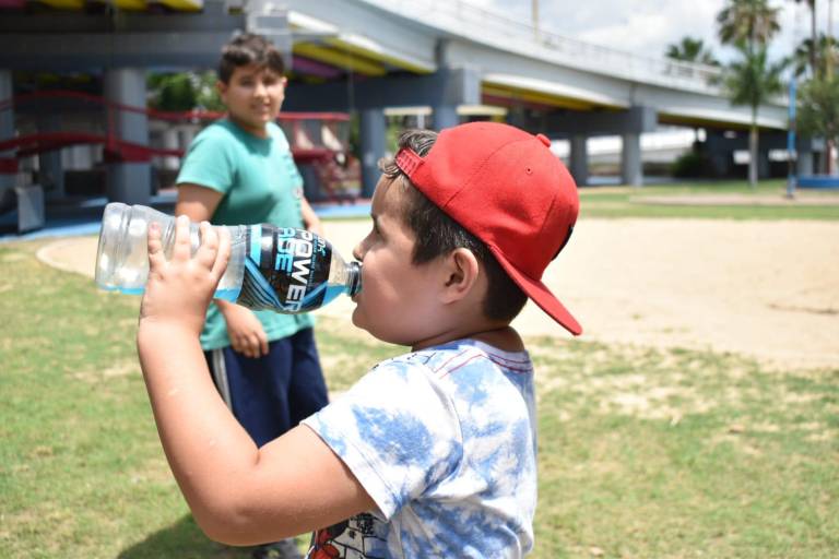 Evita que los niños sufran golpes o agotamientos por calor