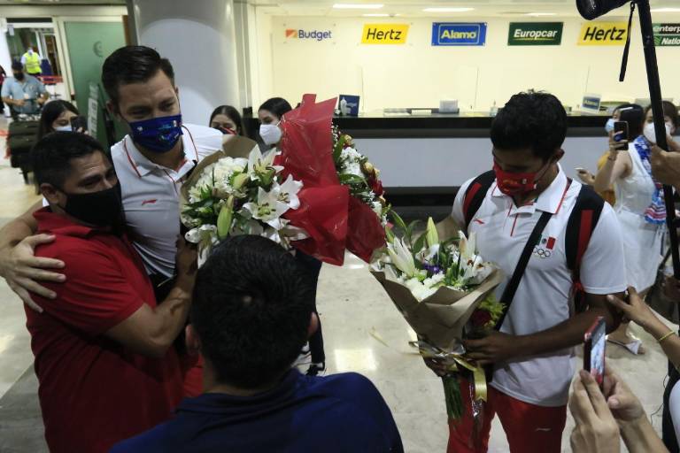 Josué Gastón Gaxiola y José Luis Rubio son recibidos por amigos y familiares en Culiacán tras participar en Tokio 2020