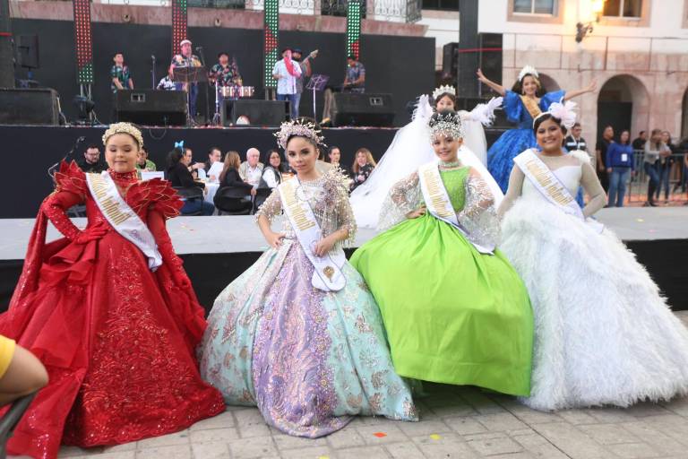 Disfrutan mazatlecos de la elección de Víctor Quiroz y Melanie Alarcón