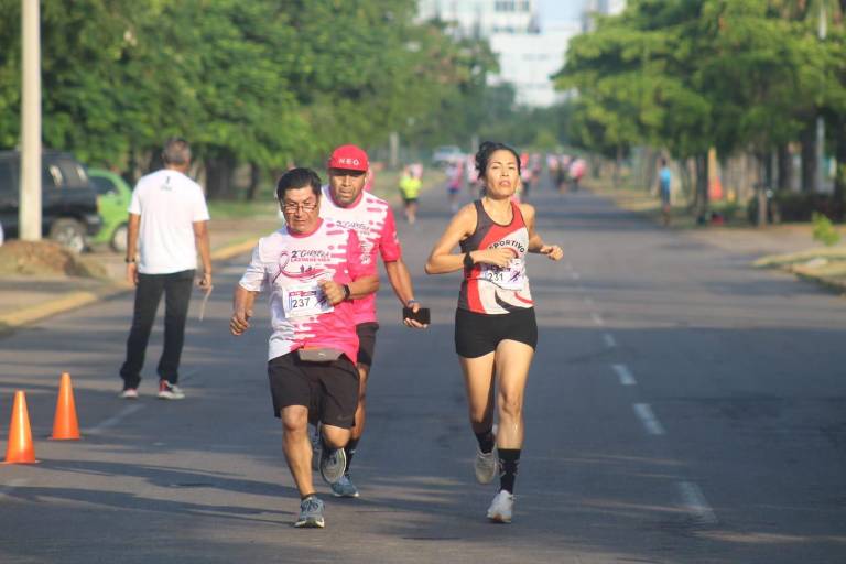 Unen lazos contra el cáncer de mama, en el Parque Central Mazatlán