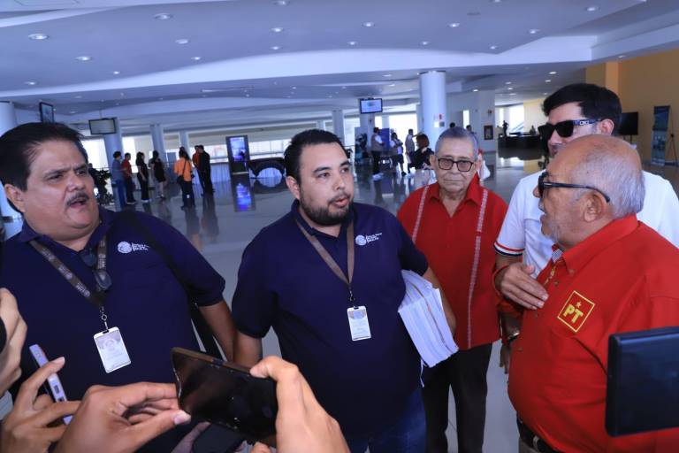 Aborda la ASE a ex Alcalde Luis Guillermo ‘El Químico’ Benítez al salir del debate en Mazatlán