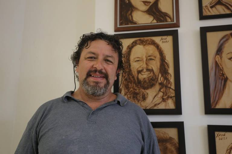 Presenta ‘Bocetos de amigos mazatlecos’ Xosé Lamas