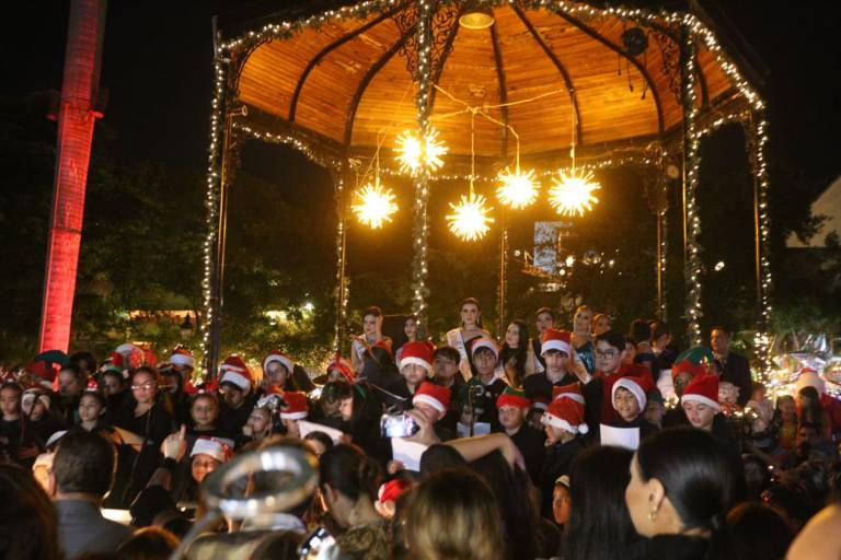 Encienden Iluminación Navideña en la Plazuela Machado