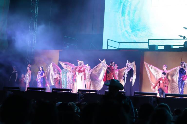 Alejandra I recibe sus atributos reales como Reina del Carnaval de Mazatlán 2023