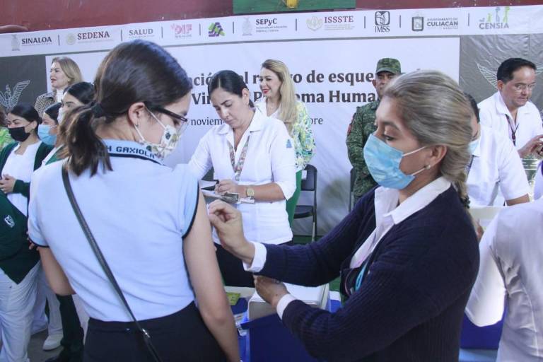 Llevan vacuna contra el papiloma humano a secundarias de Sinaloa