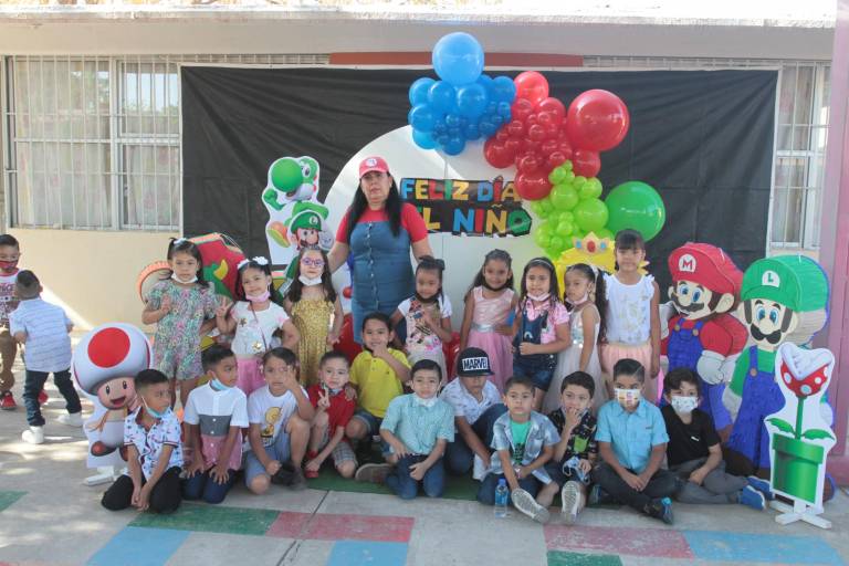 Festejan niños del Kínder México su día