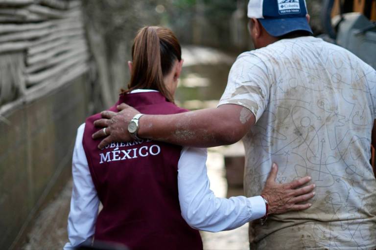 Sheinbaum visita Veracruz entre protestas y bloqueos por daños a causa de las lluvias; pobladores acusan negligencia