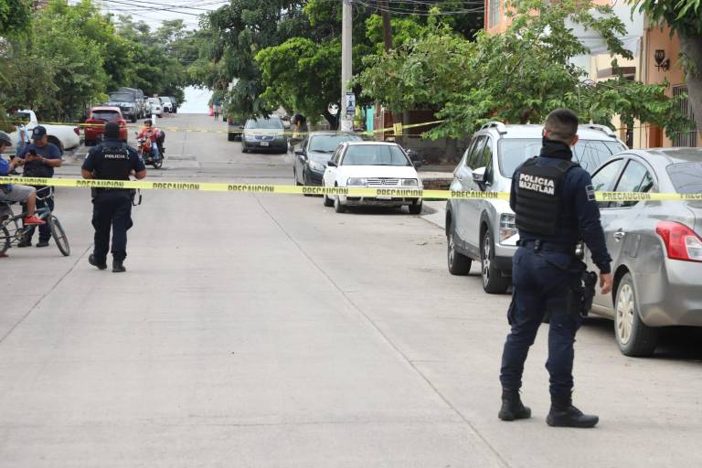 En Mazatlán reportan carro abandonado con olores fétidos; Fiscalía atiende y resulta comida echada a perder