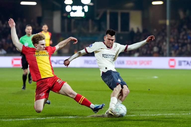 Chucky Lozano cumple en victoria del PSV