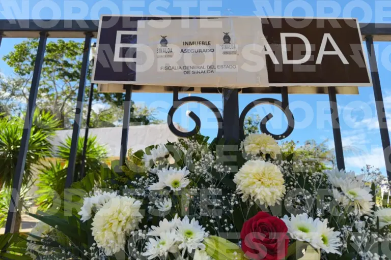 Sello de clausura de la Fiscalía de Sinaloa en residencial de Concordia donde fueron privados de la libertad trabajadores mineros.