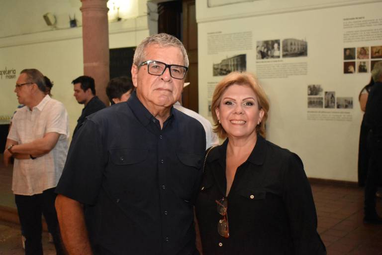Admiran sinaloenses la exposición ‘Algo a donde sea’ del artista Alejandro Mojica