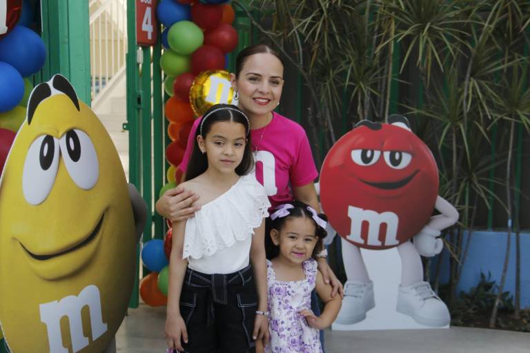 Ríen, juegan y bailan niños del Senda en su día