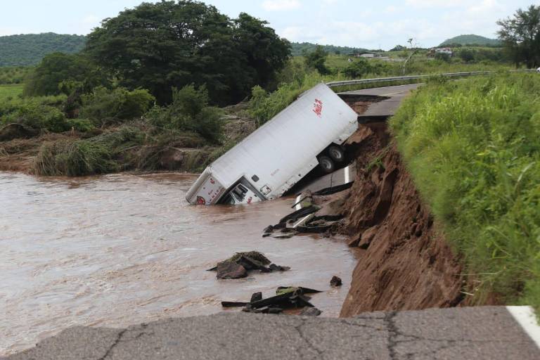 Colapsa otro puente antes de llegar a El Quelite