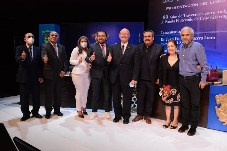 Presentan el libro “80 años de trayectoria entre amigos de Banda El Recodo de Cruz Lizárraga”