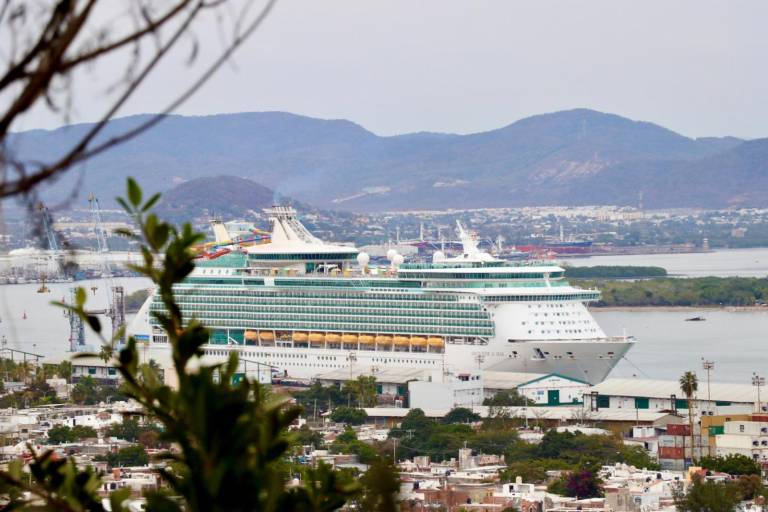 Llega a Mazatlán el crucero ‘Navigator of the Seas’ con más de 5 mil visitantes