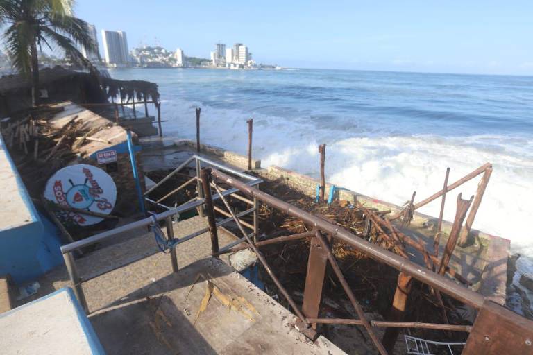 Oleaje ocasionado por ‘Priscilla’ deja pérdida total en palapas y pangas en Mazatlán