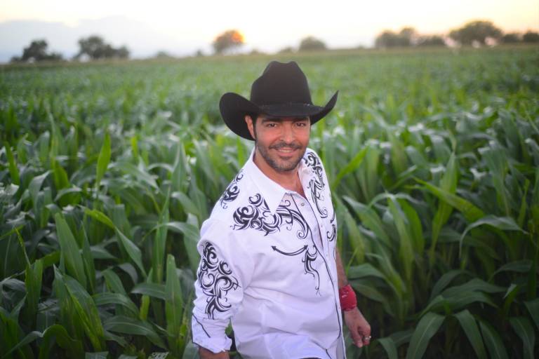 Pablo Montero se molesta con reportera y la golpea a manotazos