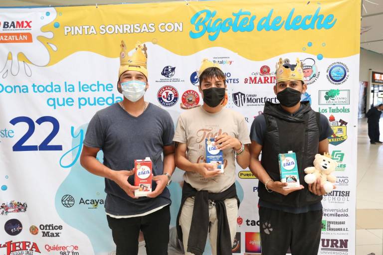 Mazatlecos participan en la campaña Bigotes de Leche