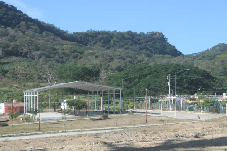 Vecinos de Santa María mantienen bloqueado el paso a personal de empresa para exigir energía eléctrica