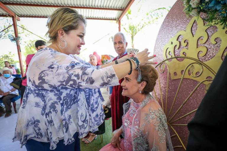 Coronan a reyes, reinas y princesas