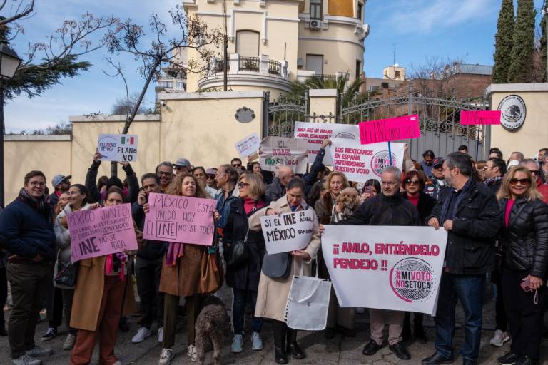 Mexicanos se manifiestan en defensa del INE en España, Francia, Suiza y EU