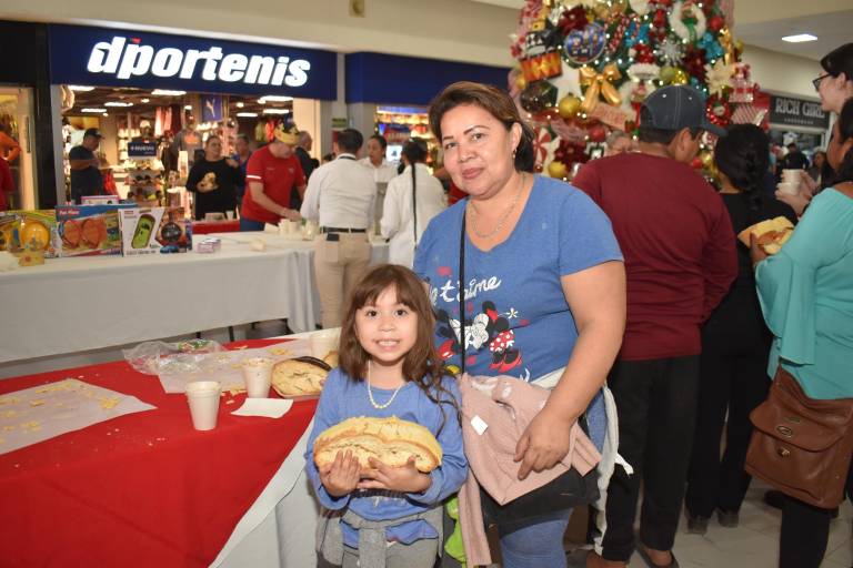 Degustan clientes de Grupo Ley su tradicional Rosca de Reyes