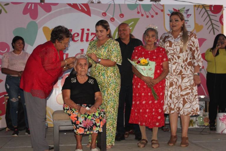 Disfrutan mamás festejo con rifa de regalos y elección de reina en Rosario