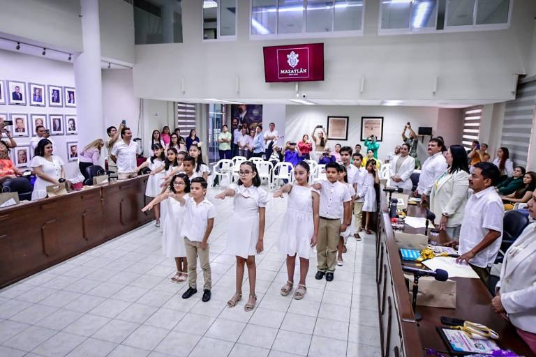 Rinden protesta integrantes del Cabildo Infantil 2024 de Mazatlán