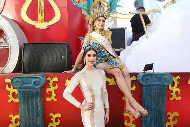 Mazatlecos y turistas disfrutan del primer desfile del Carnaval