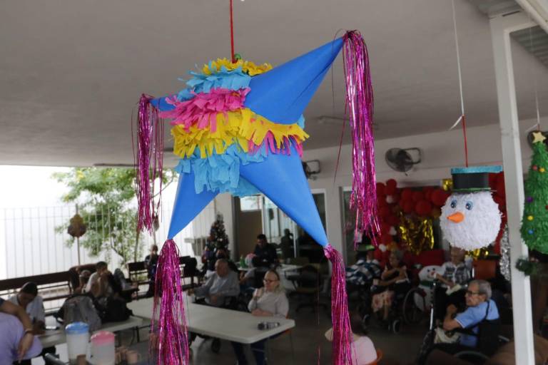 Abuelitos de Casa del Carmen, en Culiacán, celebran Navidad