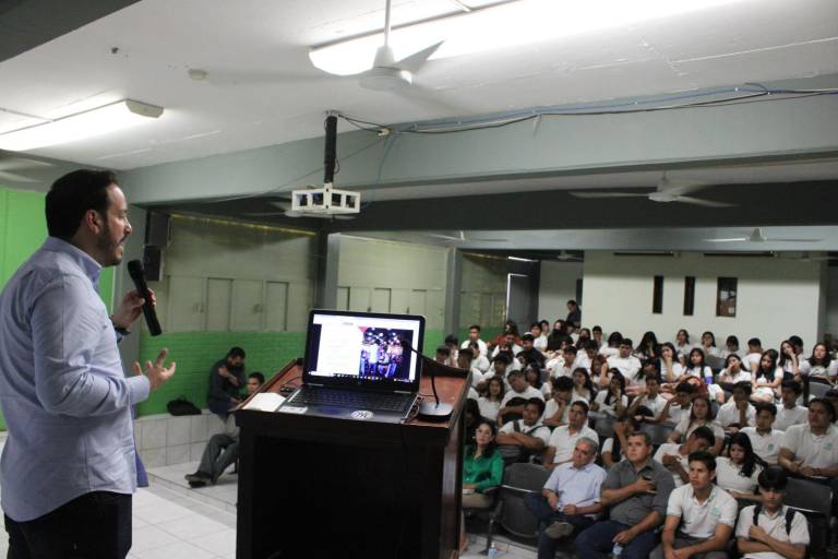 Impulsa Ricardo Velarde a soñar en grande a estudiantes del Cobaes 38
