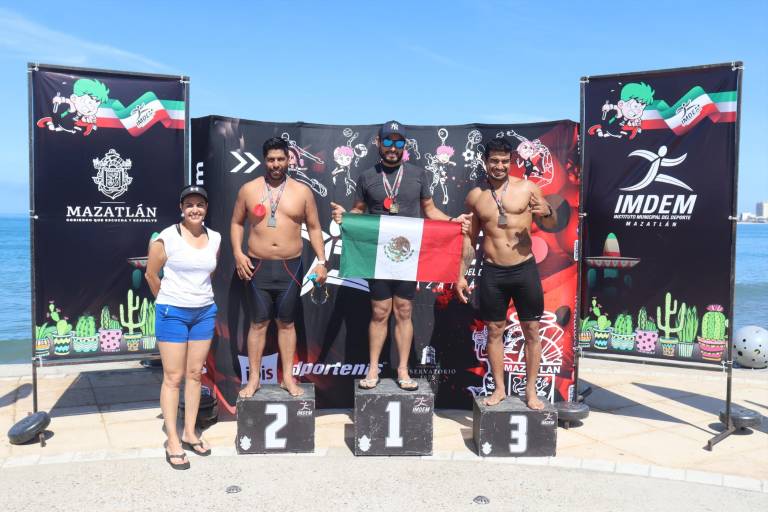 Se impone fervor patrio en la Copa Independencia de Aguas Abiertas