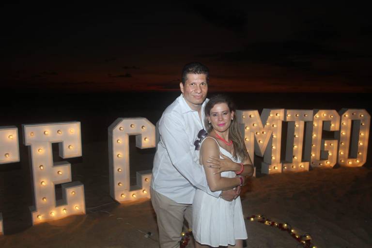 Teresa de Jesús y Jonathan se comprometen en matrimonio en Mazatlán