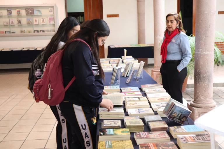 Promueve El Colegio de Sinaloa la lectura con bazar de libros