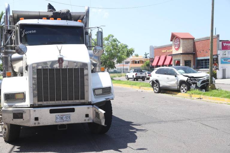 Camión de volteo arrolla dos vehículos en Mazatlán