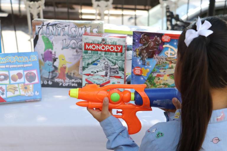 Niños canjean juguetes bélicos en el Desarme Voluntario; ya van 242 este año, en 16 municipios ya recorridos