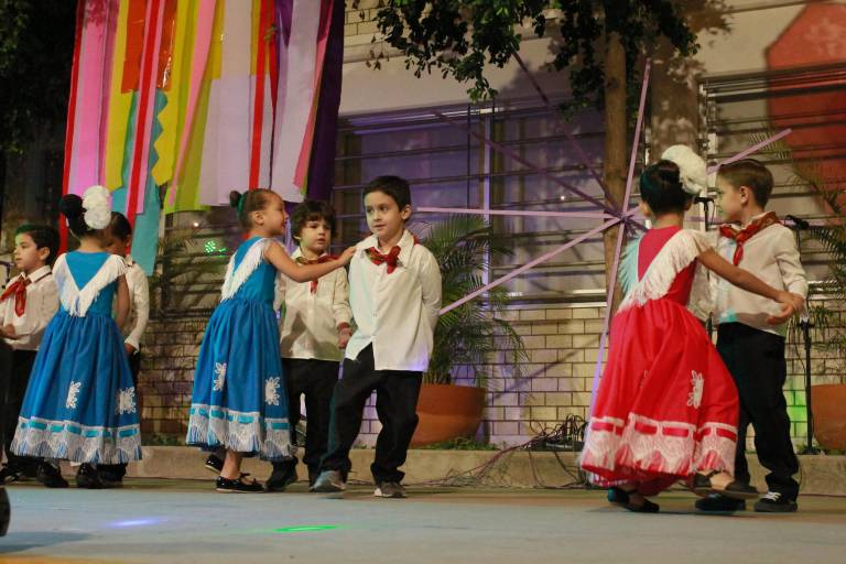 Disfruta la Escuela Activa Integral una divertida noche mexicana