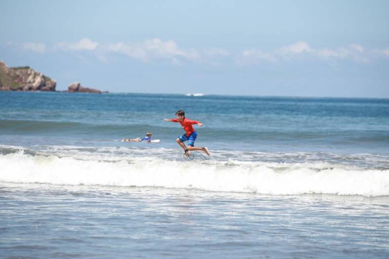 Promueve Asociación la disciplina surfing entre la niñez y juventud