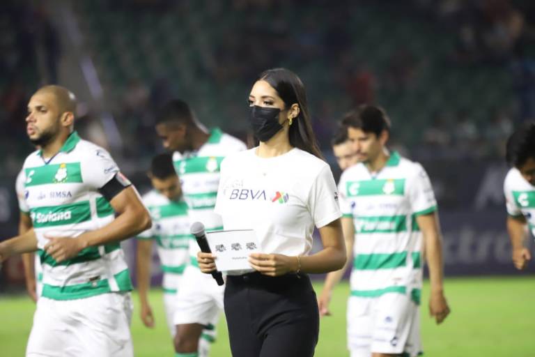 Disfrutan mazatlecos del futbol profesional en el Kraken