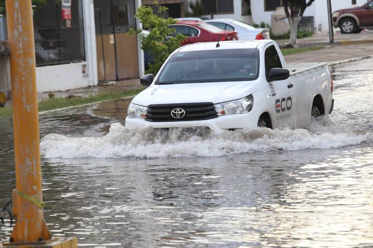 Lluvia de la madrugada colapsa vialidades de Mazatlán