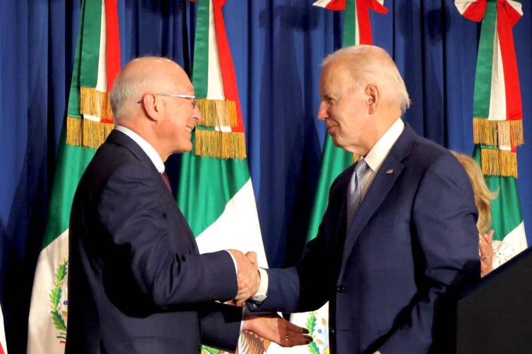 Gobierno de EU respalda críticas de Ken Salazar a estrategia de ‘abrazos, no balazos’