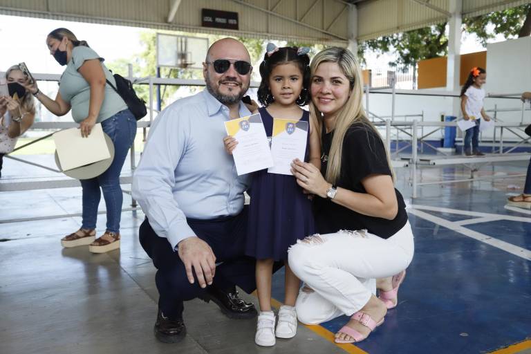 Reconocen su constancia y disciplina en la Escuela Activa Integral