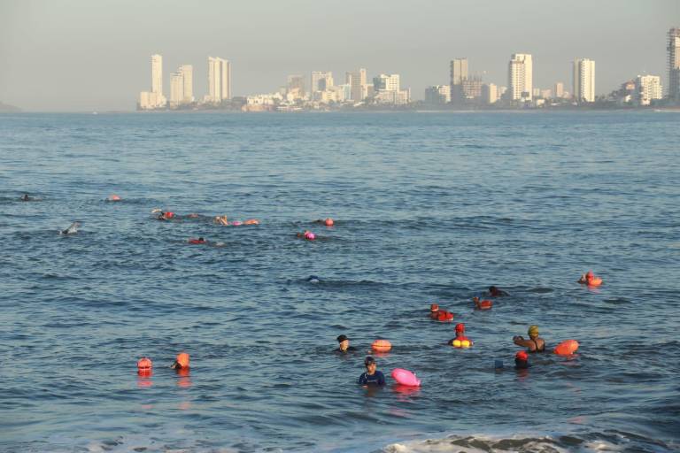 Completan nadadores tradicional Travesía Anual a la Isla de Venados