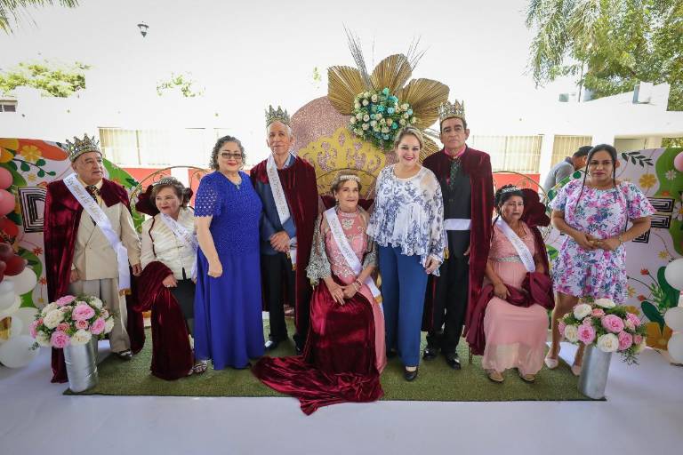 Coronan a reyes, reinas y princesas