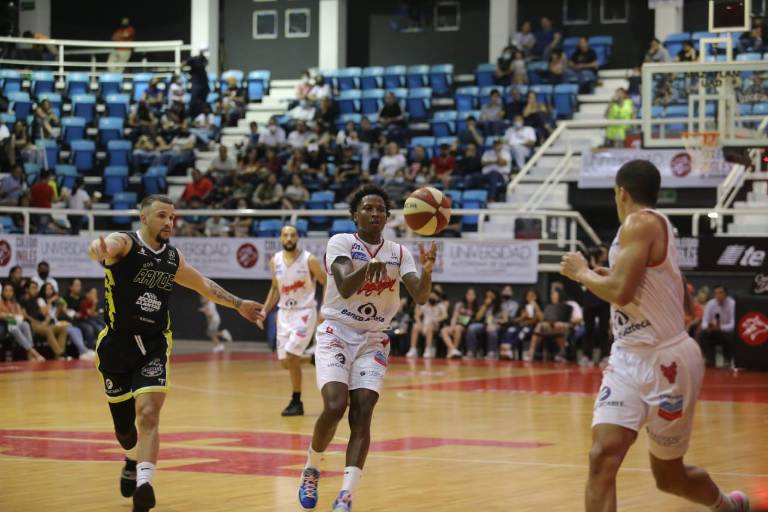 Venados Basketball remonta y apaga a Rayos en el Lobo Dome