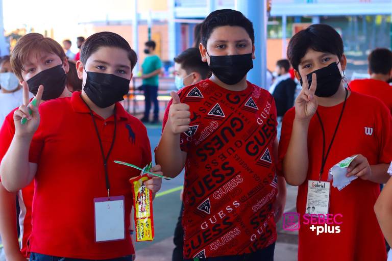 Gritan ¡Viva México! en el Colegio Sebec