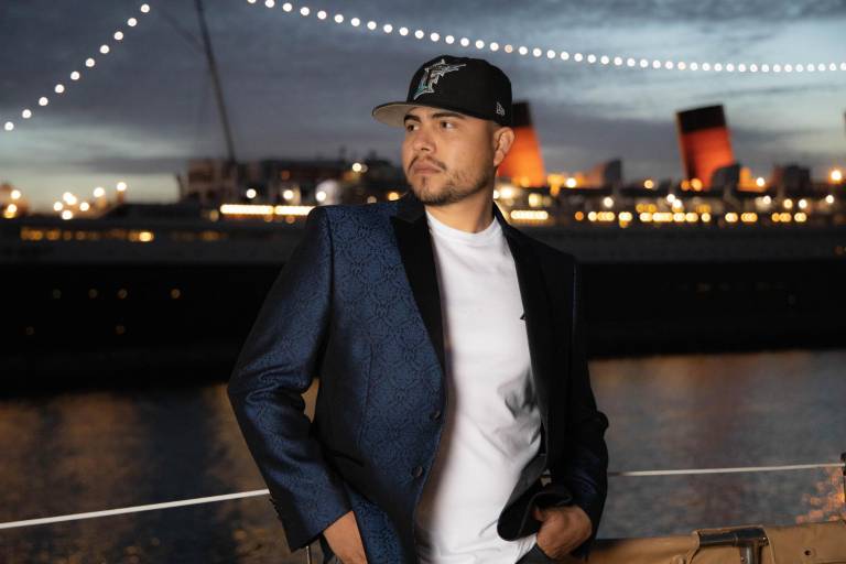 Debuta Al3gandro Rivera como solista en el regional mexicano