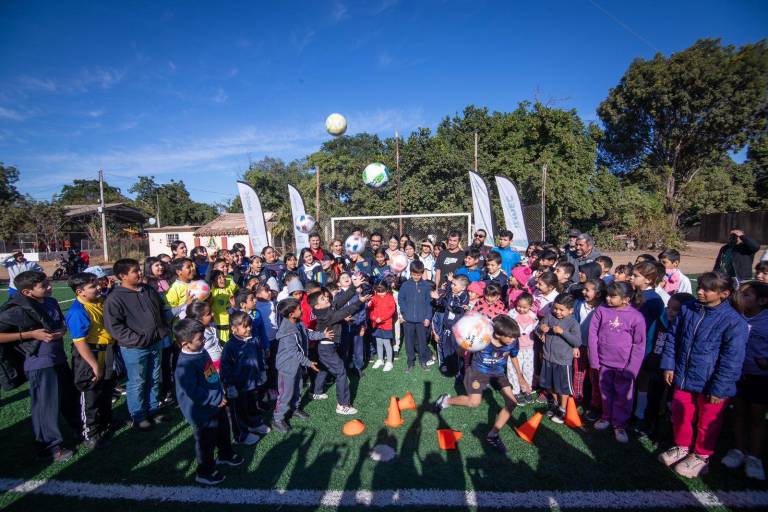 Entregan cancha de futbol, acciones de vivienda e inauguran obras de rehabilitación en Tepuche